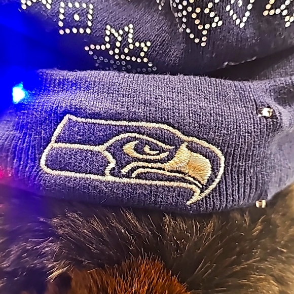 NWOT SEATTLE SEAHAWKS RINESTONE SNOWFLAKE UNISEX POM BLINKING BEANIE IN BLUE - Picture 9 of 11